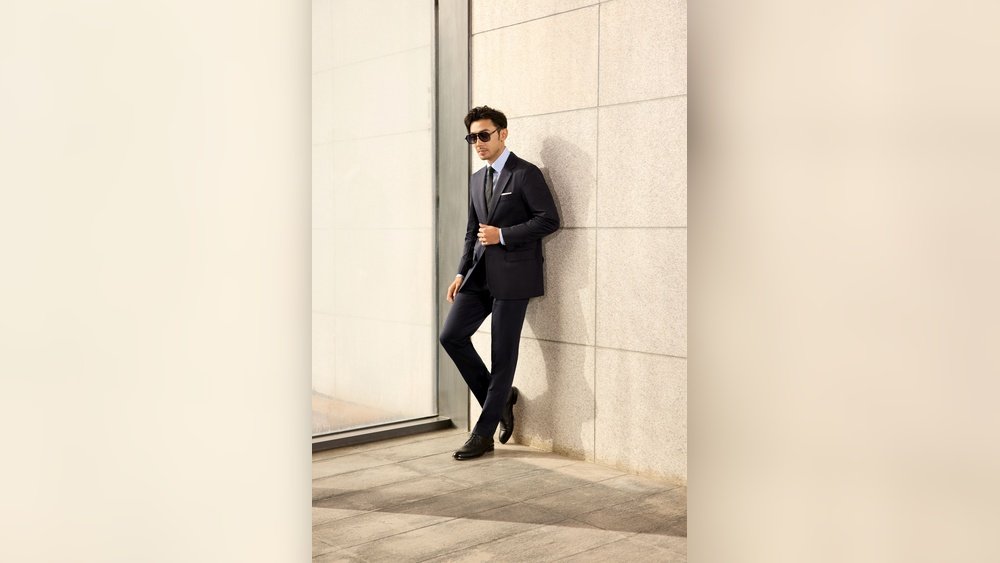 What Color Shirt to Wear With Black Suit​